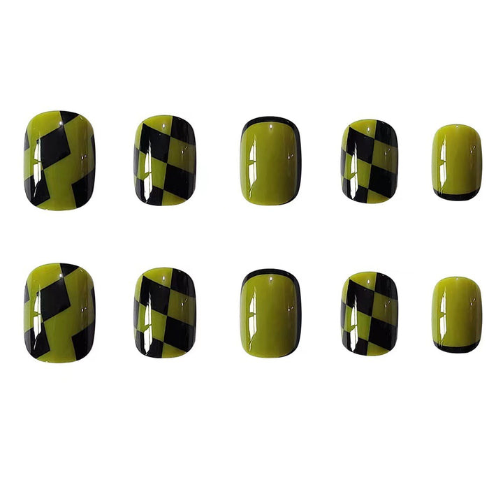 Kreative Nagelkunst mit geometrischen Mustern Karnz