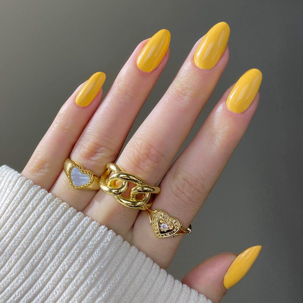 Elegante Kunstnägel mit glossy Oberfläche Karnz