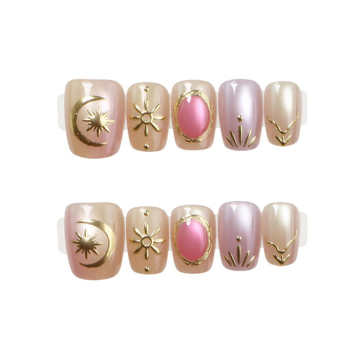 Dekorative Nagelkunst mit goldenen Akzenten Karnz