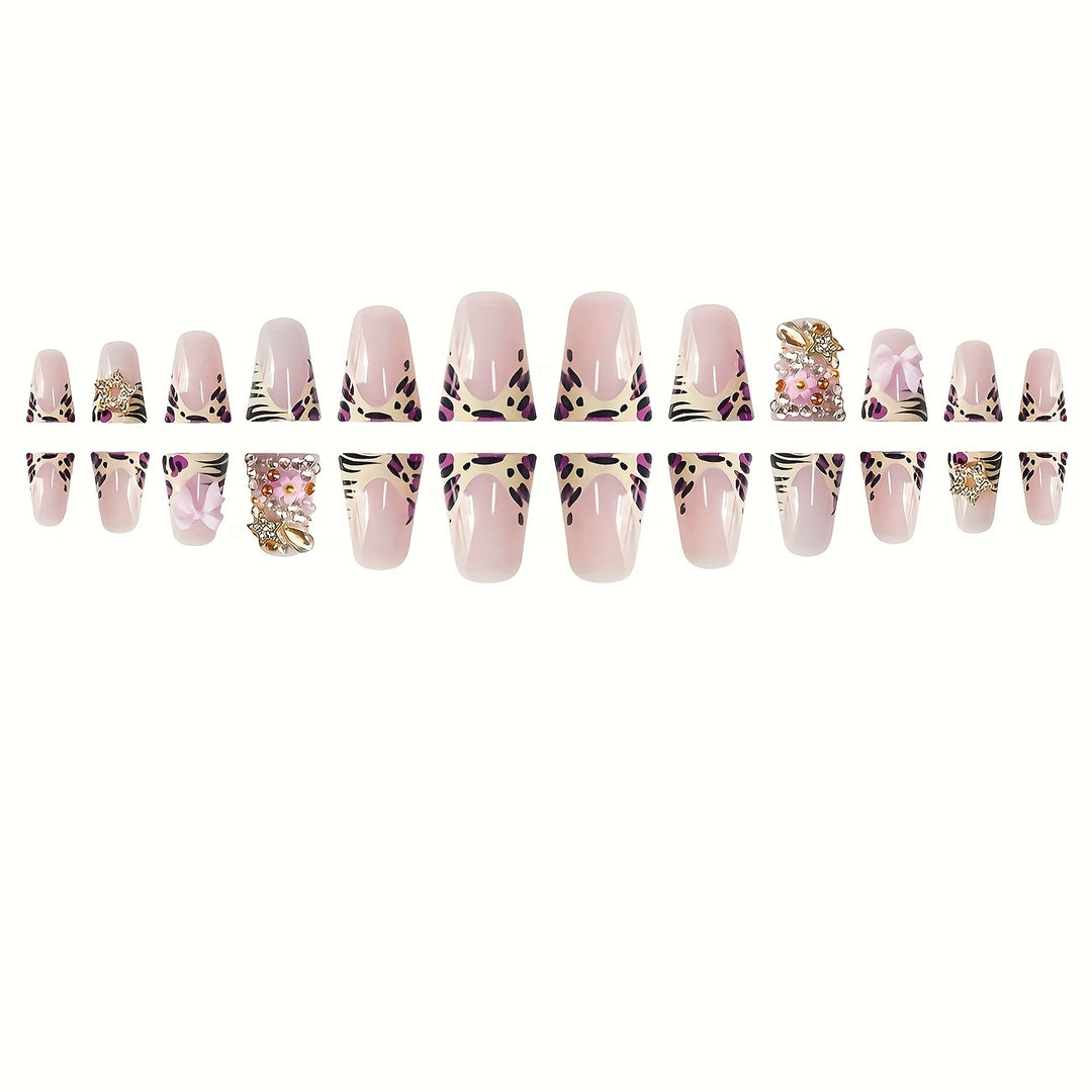 Elegante dekorative Nagelverlängerungen Karnz