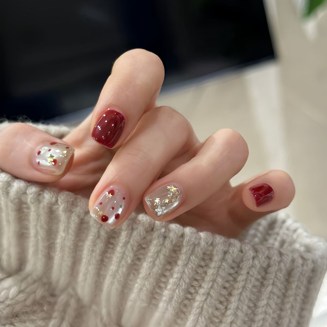 Kunstnagelset mit Funkelnden Glitzerdetails und Kreativen Motiven Karnz