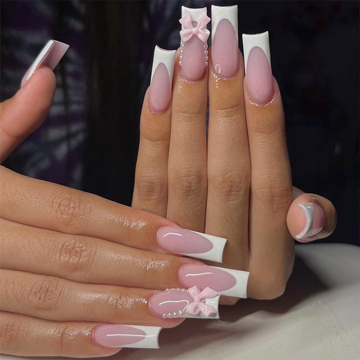 Kunstnagelset mit trendigen 3D-Verzierungen und eleganten Akzenten Karnz