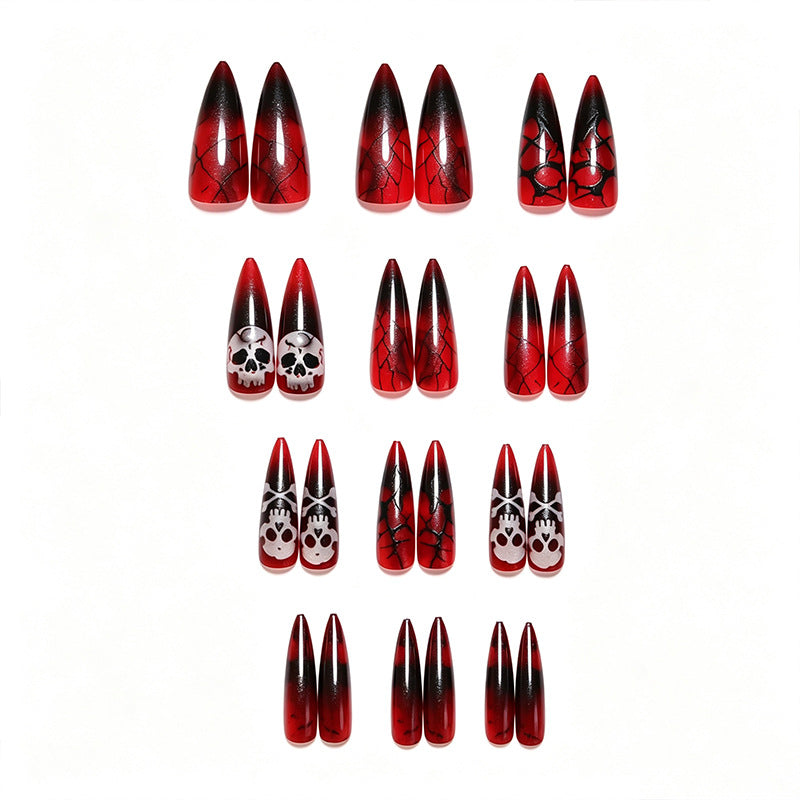 Kunstnagelset mit Halloween-Motiven und eleganten Akzenten Karnz