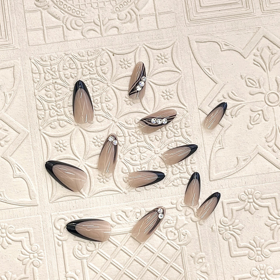 Elegantes Press-On-Nail-Design mit Strassakzenten Karnz