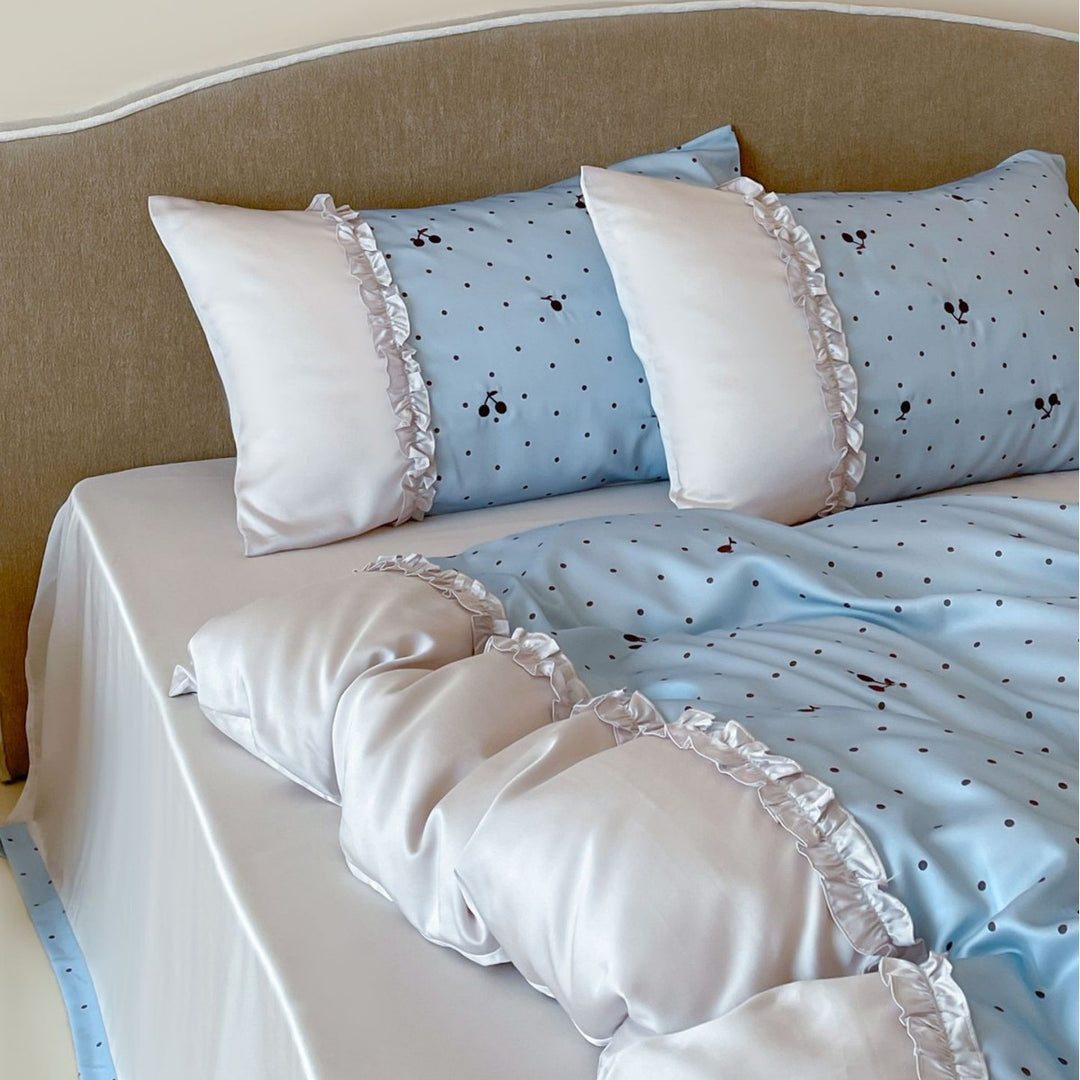 Satin-Bettwäsche-Set mit zarten Rüschen und Kirschenmuster