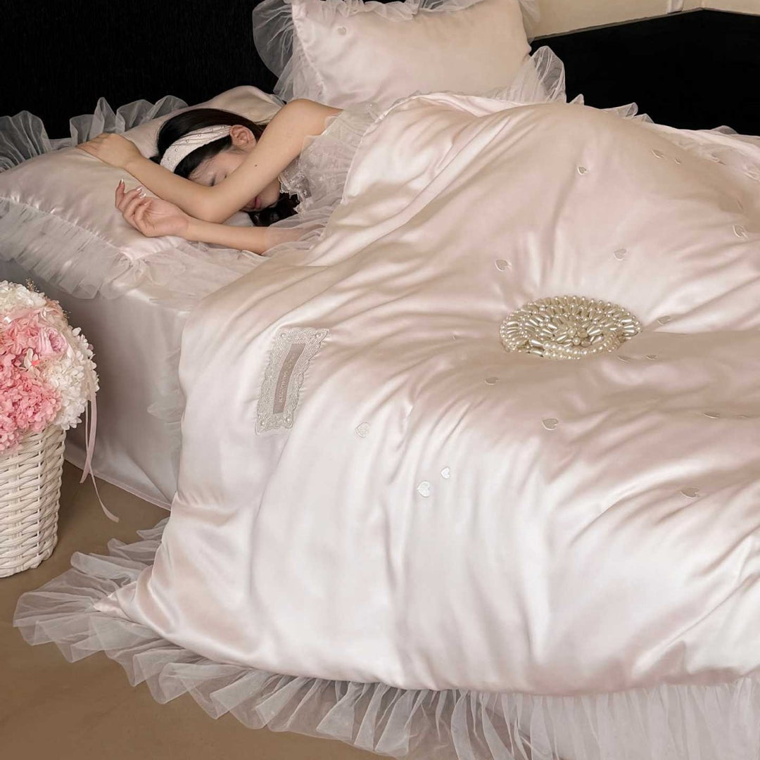 Seidenglattes Duvetbezug-Set mit mehrlagigem Organza-Volant und filigraner Applikation