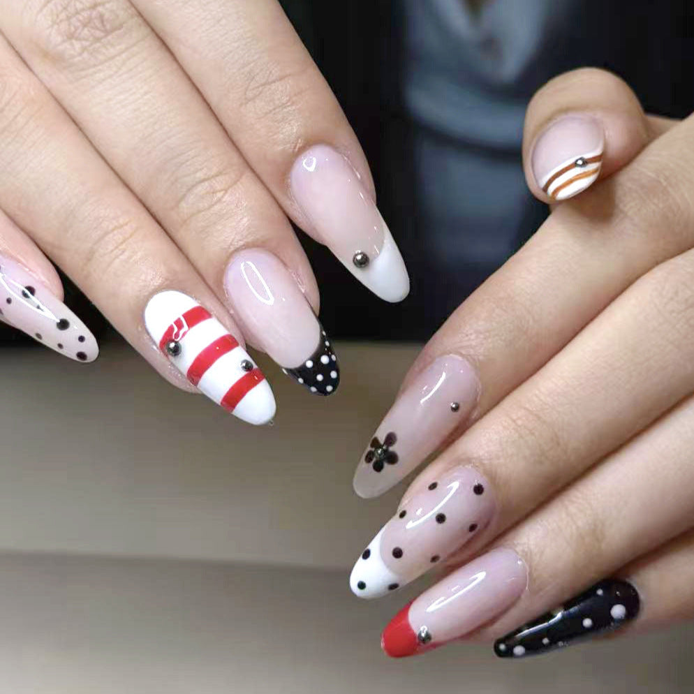 Künstlerisches Stiletto Press-On Nagelset mit einzigartigen Mustern Karnz