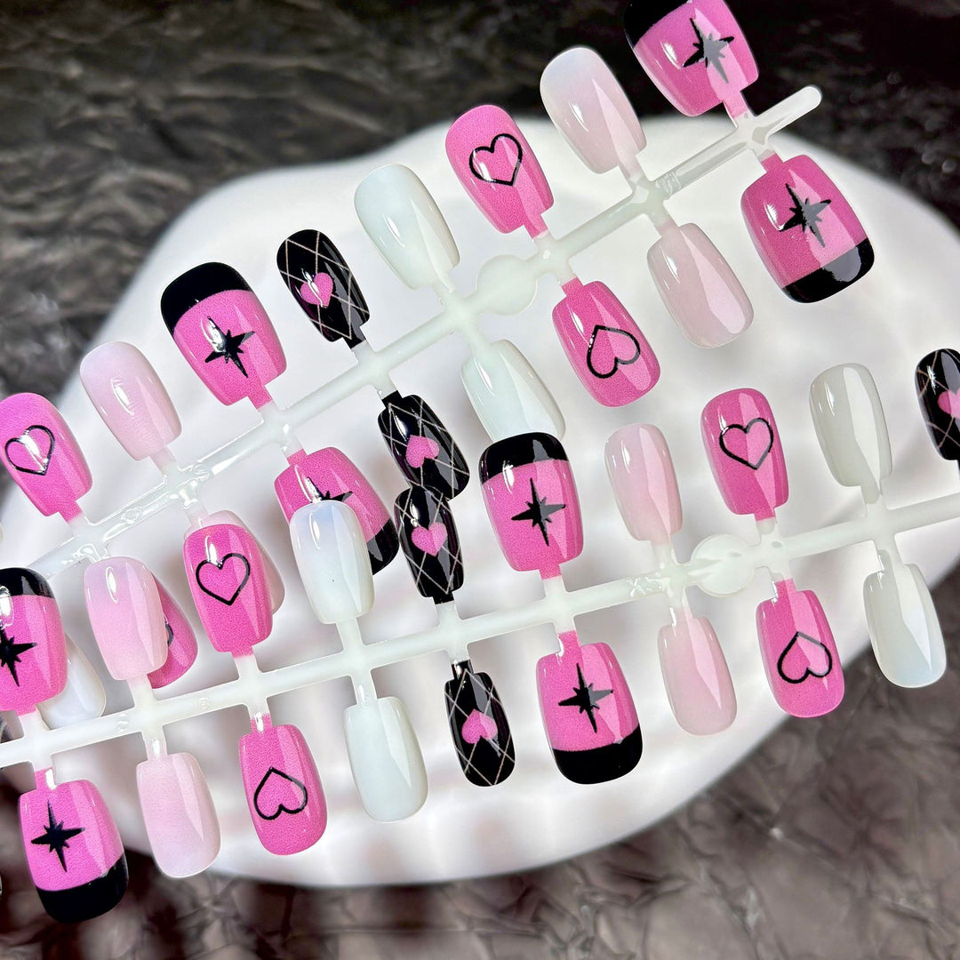 Themen Presse-On-Nagelset mit Herz- und Sterndesigns