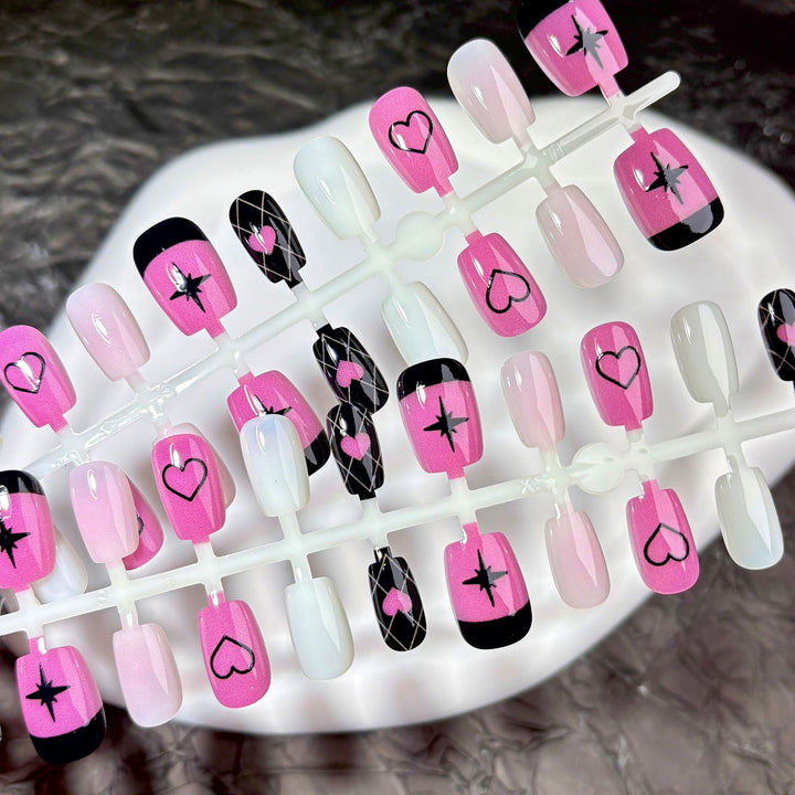 Themen Presse-On-Nagelset mit Herz- und Sterndesigns