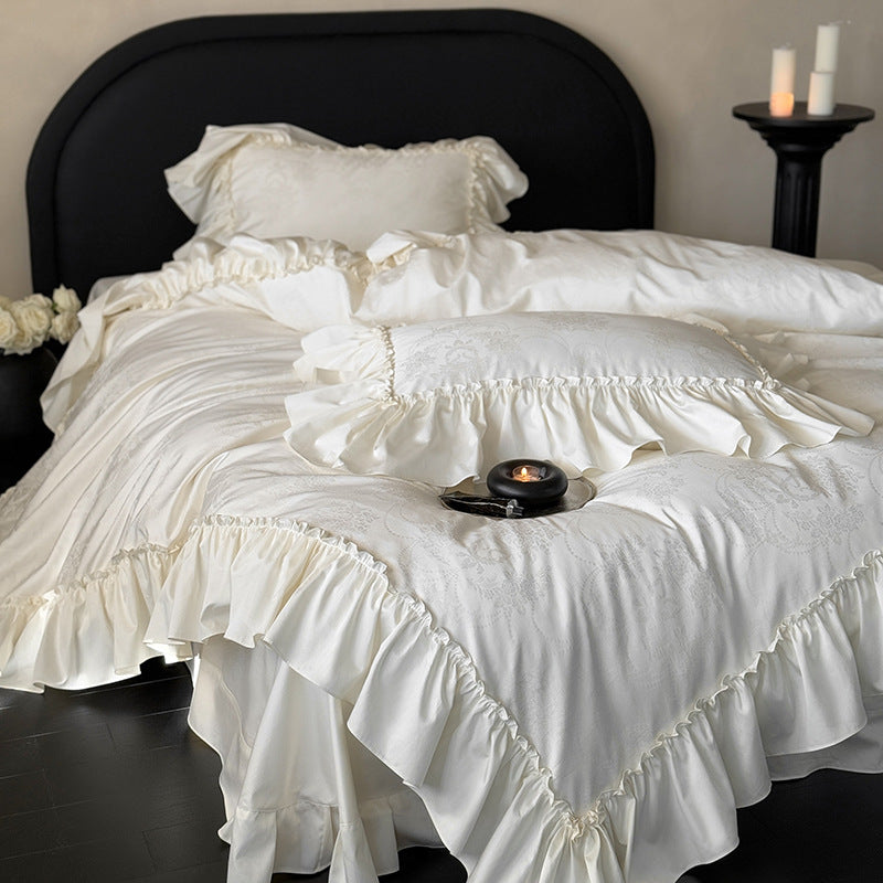 Jacquard-Satin Bettwäschegarnitur mit Volantrand und dekorativen Rüschenkissen
