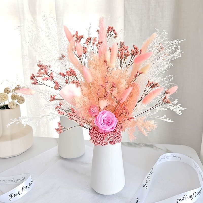 Schickes Trockenblumenarrangement