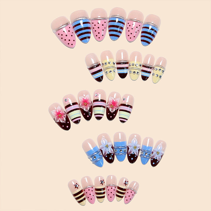 Kunstnagelset mit floralen und geometrischen Designs Karnz