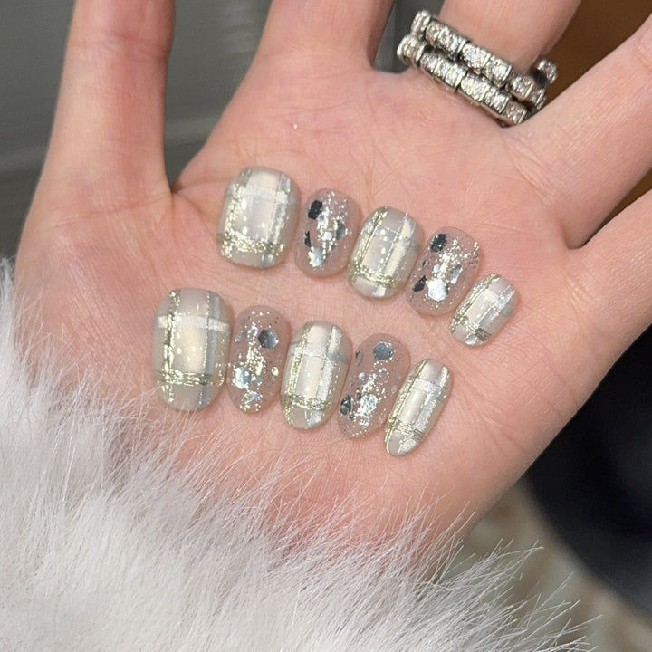 Glamouröse Kunstnagelspitzen mit Metallic-Detail Karnz
