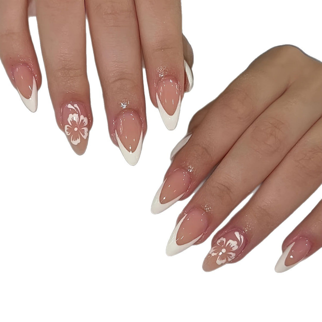 Spitze Kunstnägel mit Floralem Design Karnz