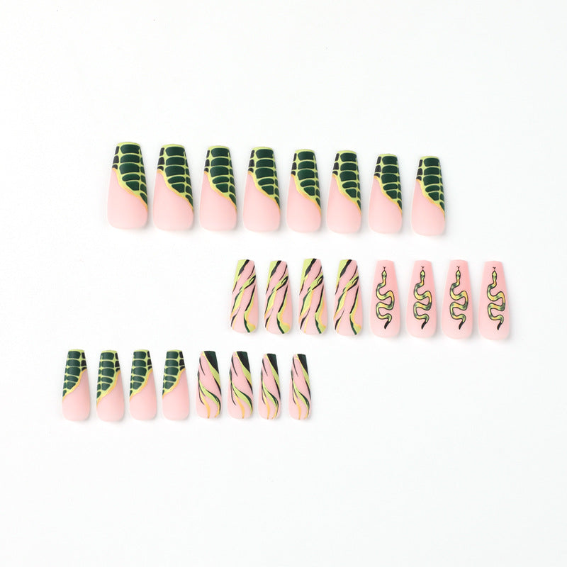 Kunstvolle Nagelverlängerungen mit Serpentinen-Design Karnz