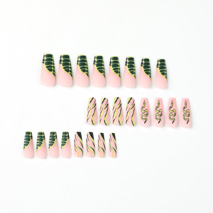 Kunstvolle Nagelverlängerungen mit Serpentinen-Design Karnz
