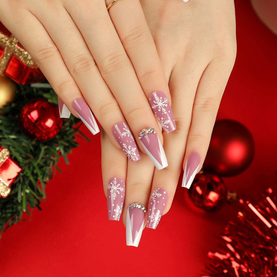 Kunstvolle Nagelverlängerungen mit Schneeflocken-Design und Glitzerakzenten Karnz