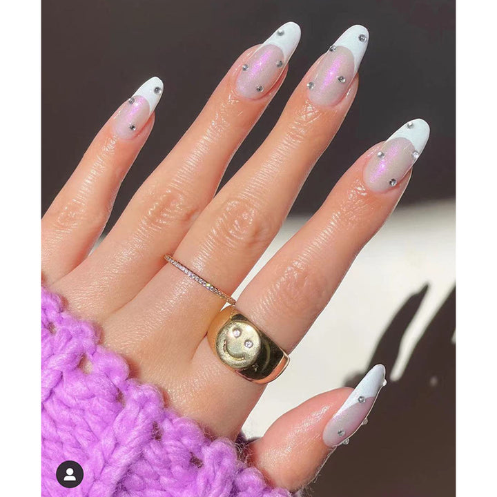 Glamouröse Stiletto Druck-Nägel mit Strass-Akzenten Karnz