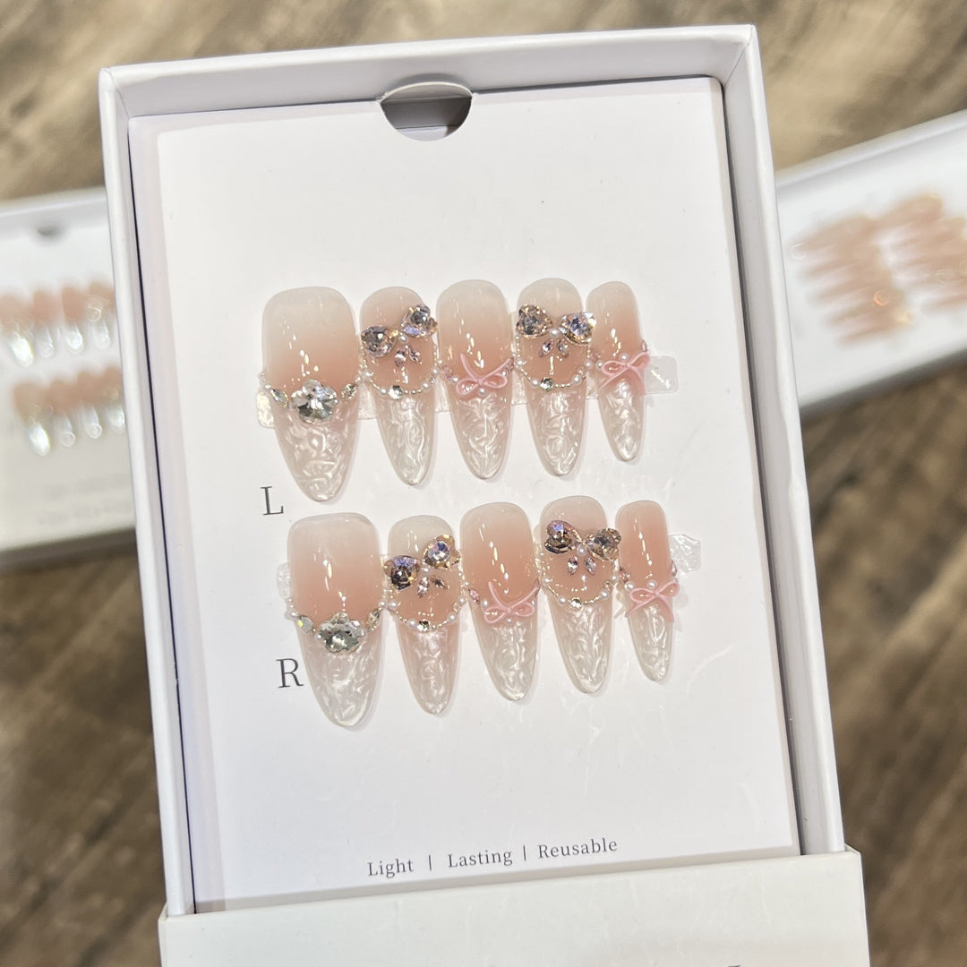 Dekoratives Stiletto Druck-Nagel-Set mit Schleifen- und Juwelenelementen Karnz