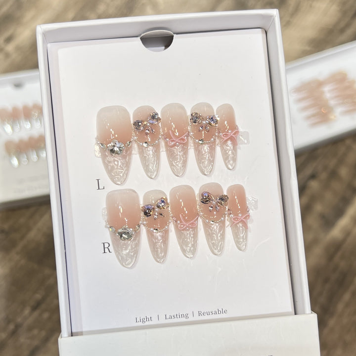 Dekoratives Stiletto Druck-Nagel-Set mit Schleifen- und Juwelenelementen Karnz