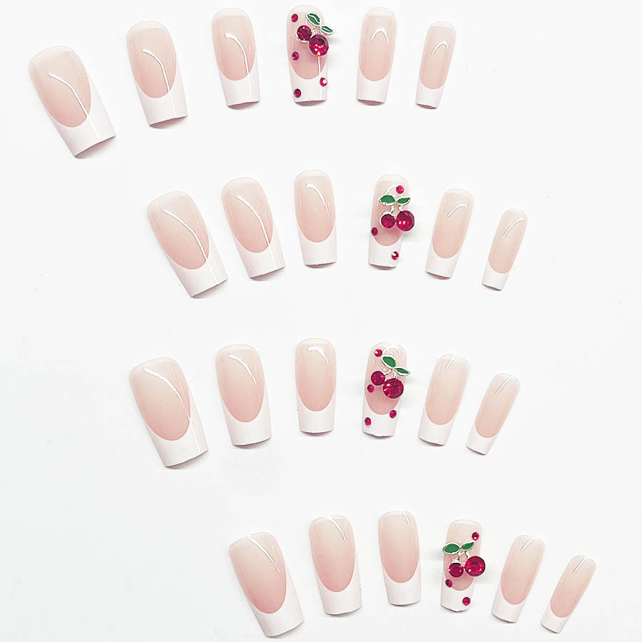 Kunstnagelset mit chicen Kirschmotiven und eleganter French-Spitze Karnz