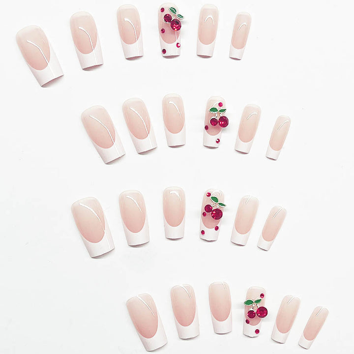 Kunstnagelset mit chicen Kirschmotiven und eleganter French-Spitze Karnz