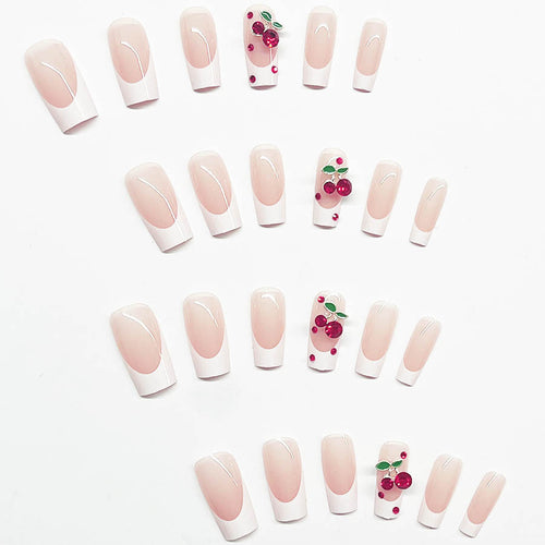 Kunstnagelset mit chicen Kirschmotiven und eleganter French-Spitze Karnz