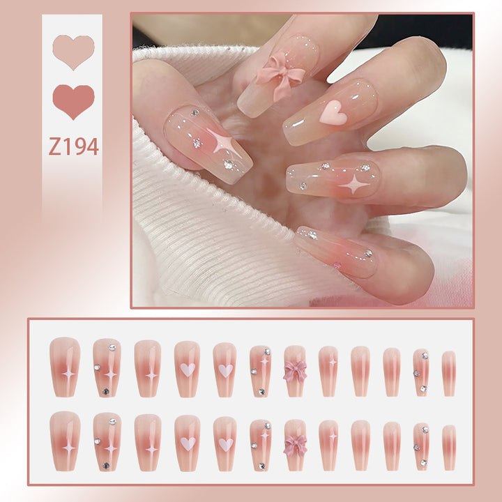 Kunstnagelset mit eleganten Glitzerverzierungen und schimmernden Akzenten Karnz