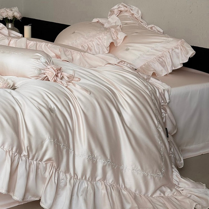 Rüschen-Satin-Feeling Ruffled Bettbezug Set mit gesticktem Herzen & dekorativen Kissenbezügen