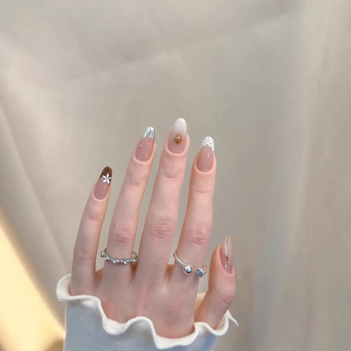 Elegantes Press-On-Nagelkunstset mit einzigartigen Dekorationsakzenten