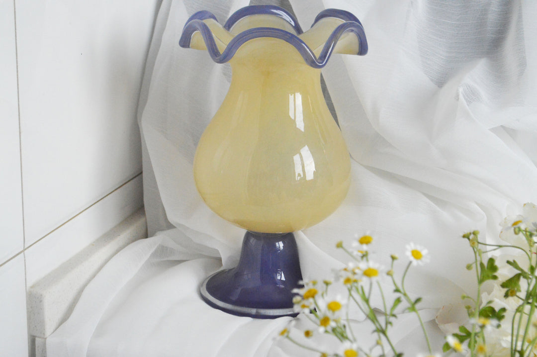 Mouthblown gerippte Podest Kunstglas Trompetenvase Karnz