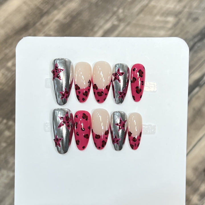 Stylisches Stiletto Press-On Nagelset mit künstlerischen Druckdesigns Karnz
