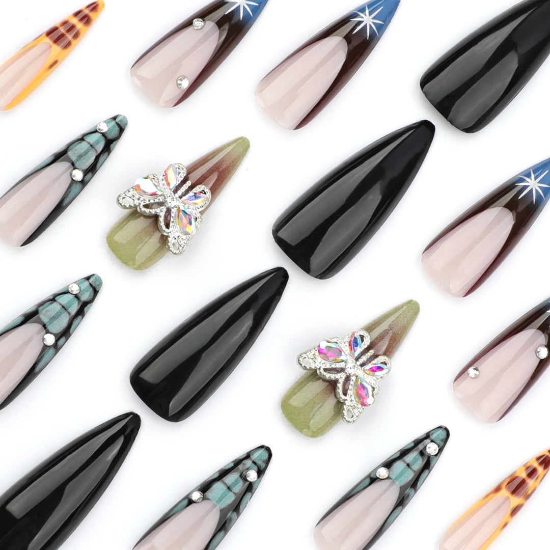 Kunstvolle Nagelverlängerungen mit eleganten Designs und Glitzer Karnz
