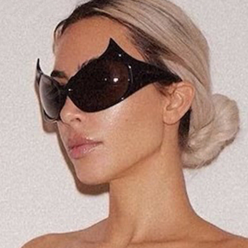 Damen futuristische Sonnenbrille mit stylischem Design und schützendem UV-Filter Karnz