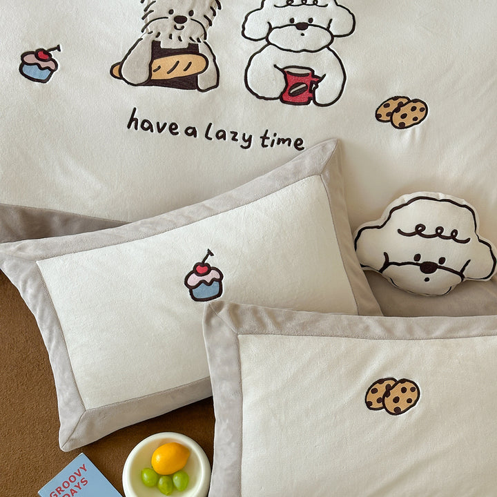 Kinderbettwäsche-Set aus Baumwollsatin mit niedlichen Hunde-Stickereien und samtiger Paspel