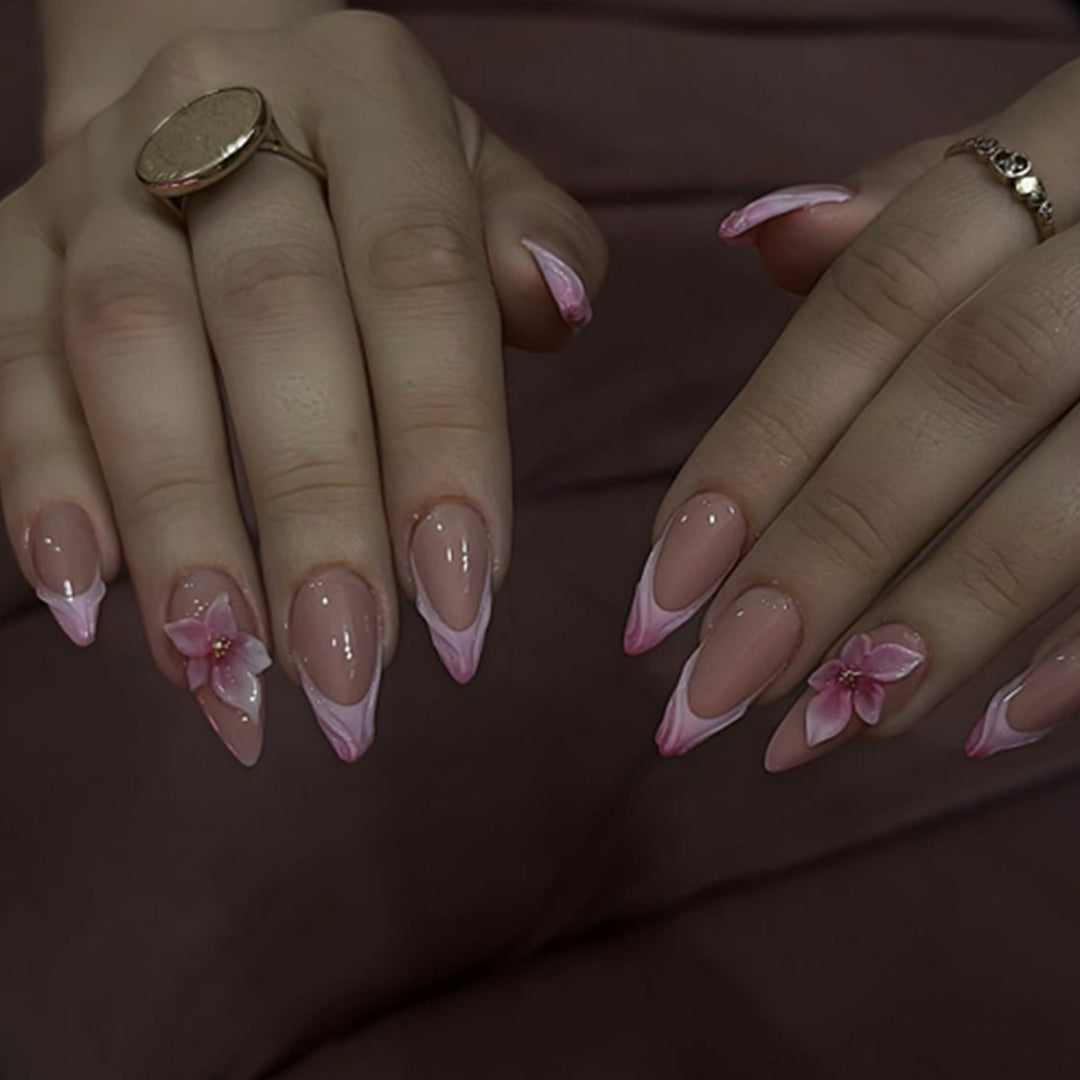 Kunstvolle Nagelverlängerungen mit Blumenakzenten Karnz