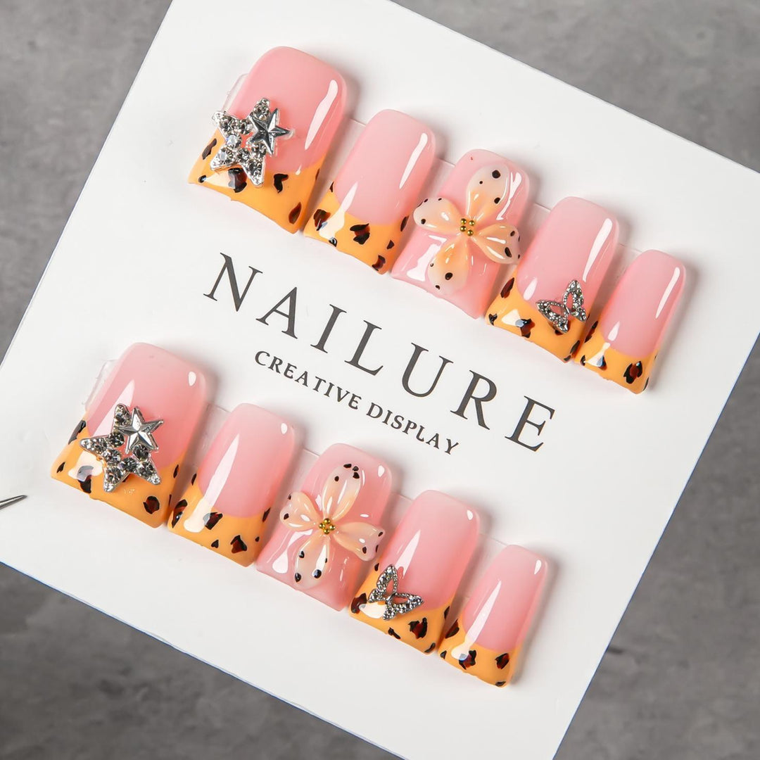 Dekoratives Press-On Nagelset mit floralen und Schmuckakzenten