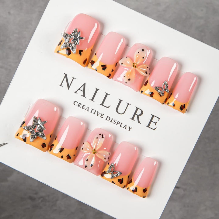 Dekoratives Press-On Nagelset mit floralen und Schmuckakzenten