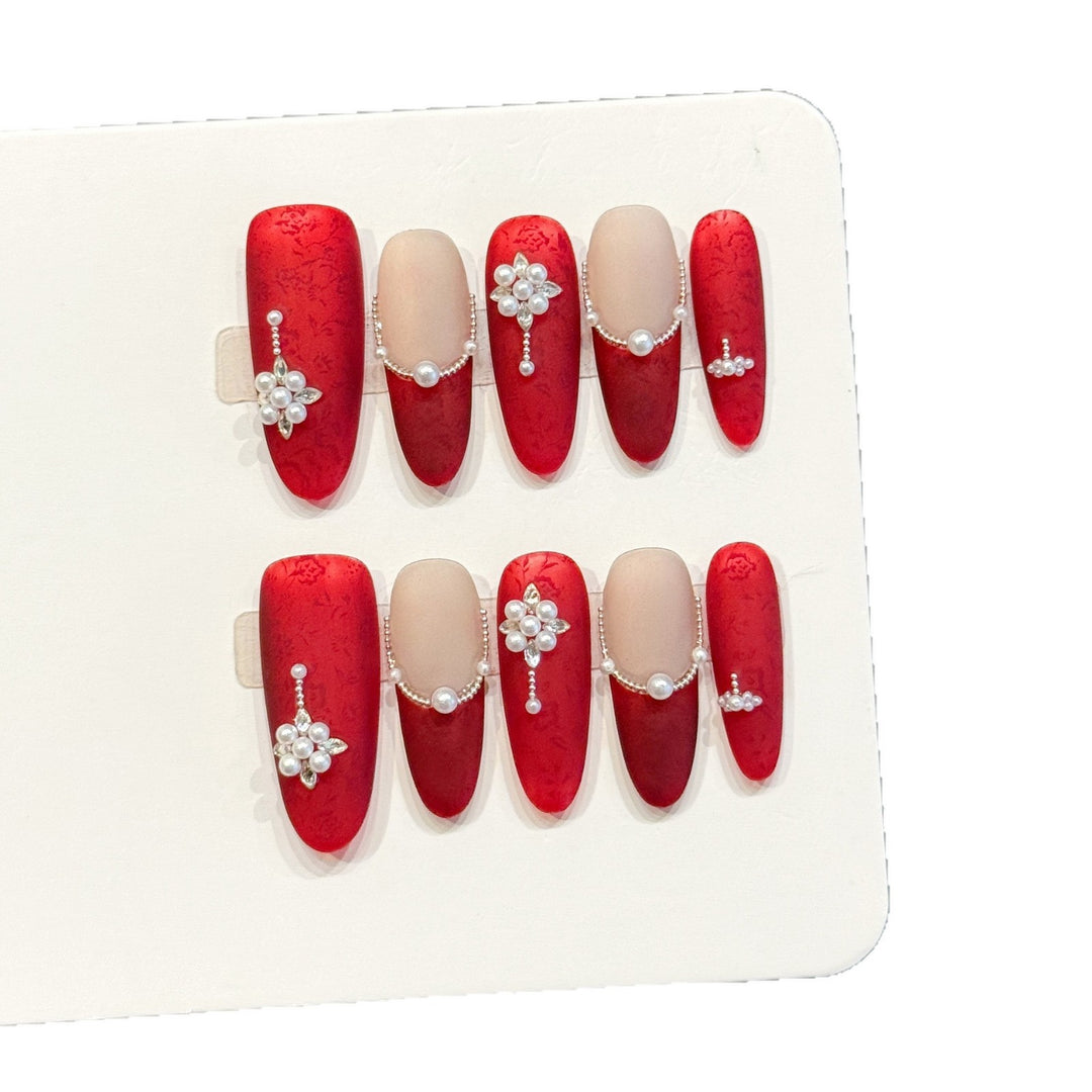 Luxuriöses dekoratives Press-On-Nagelset mit Edelsteinakzenten