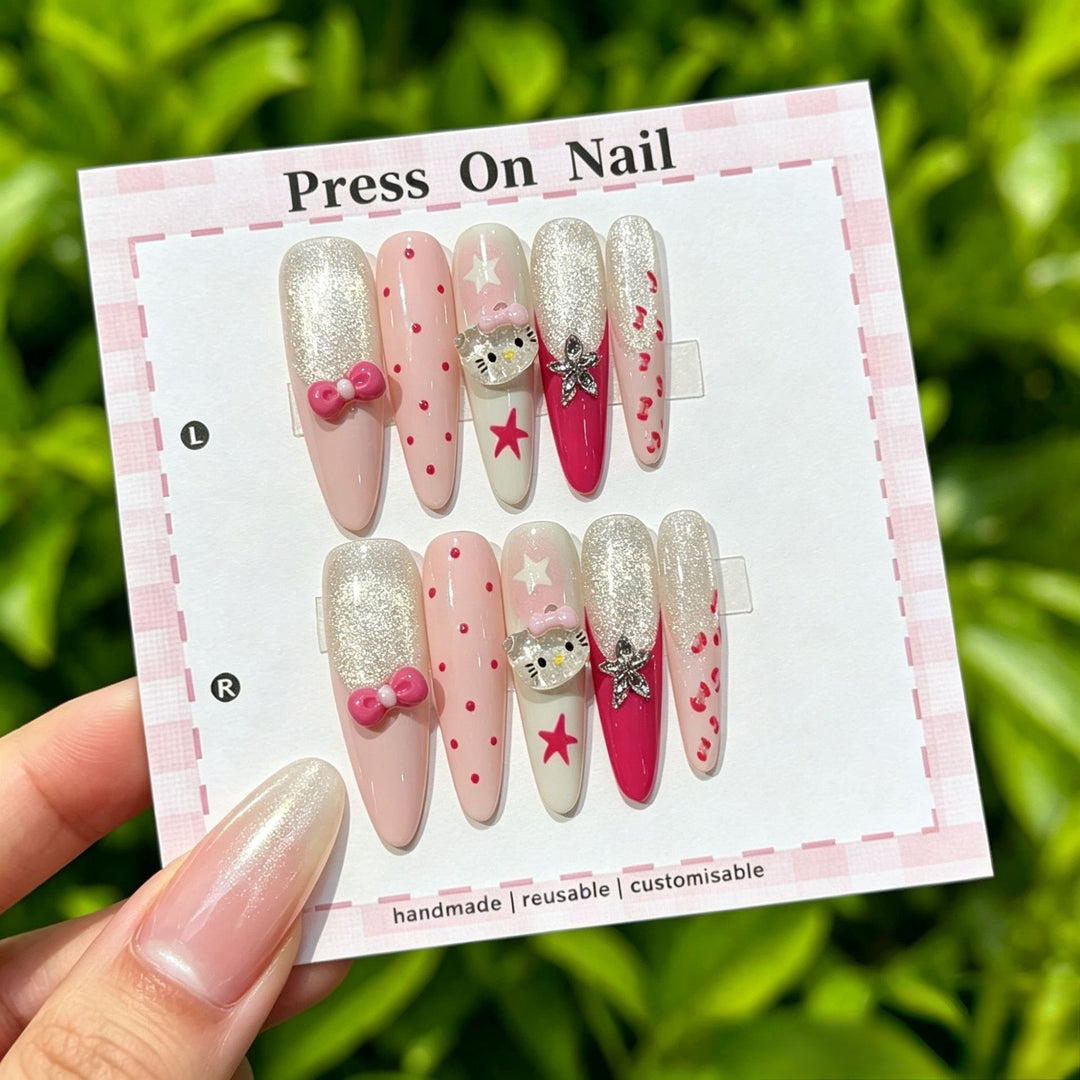 Künstlerisches Press-On Nagelset mit floralen und gemusterten Designs