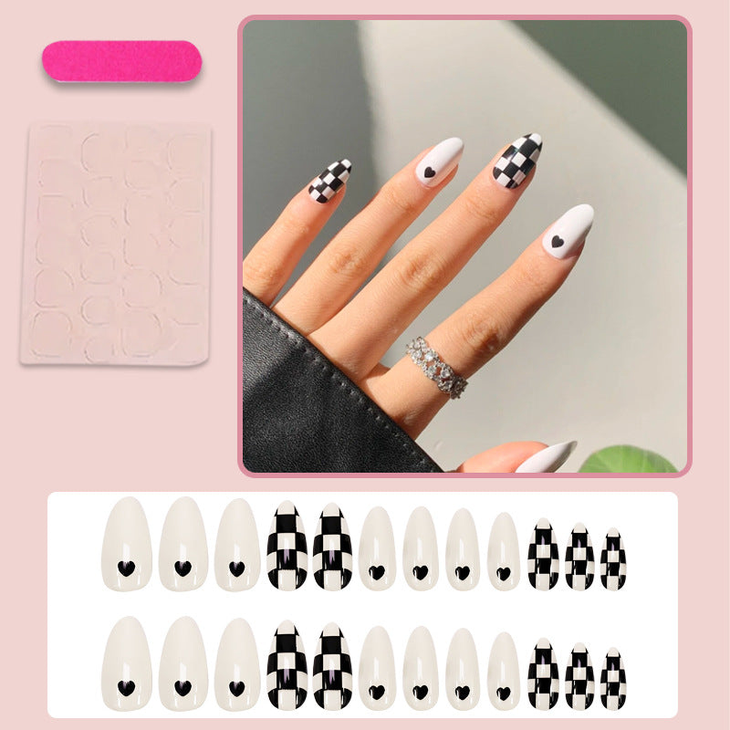 Kunstnagelset mit grafischem Herz- und Karomuster Karnz