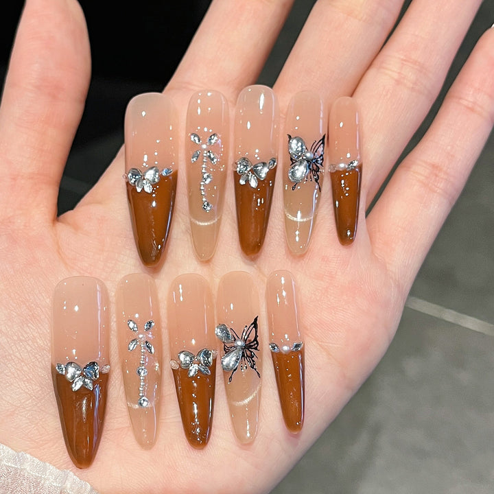 Künstlerische Stiletto Press-On Nagelkunst mit schimmernden Akzenten Karnz