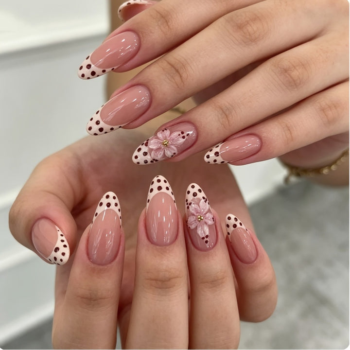 Dekorative florale Press-On Nagelspitzen Karnz