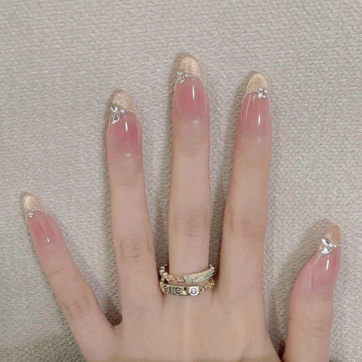 Elegante Stiletto Press-On Nägel mit Edelsteindetails Karnz