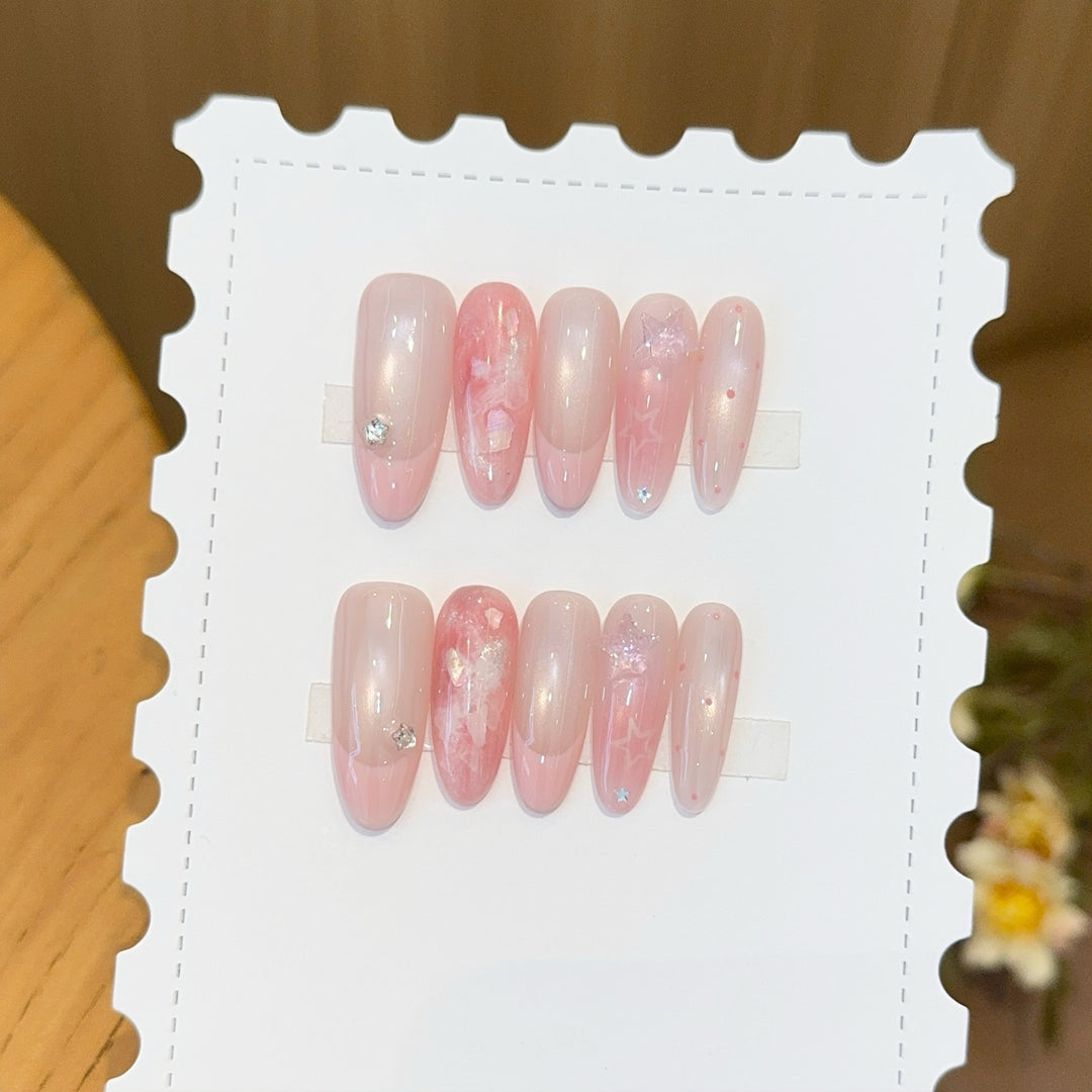 Kunstnägel mit Zartem Glitzer und Sternenmotiven Karnz