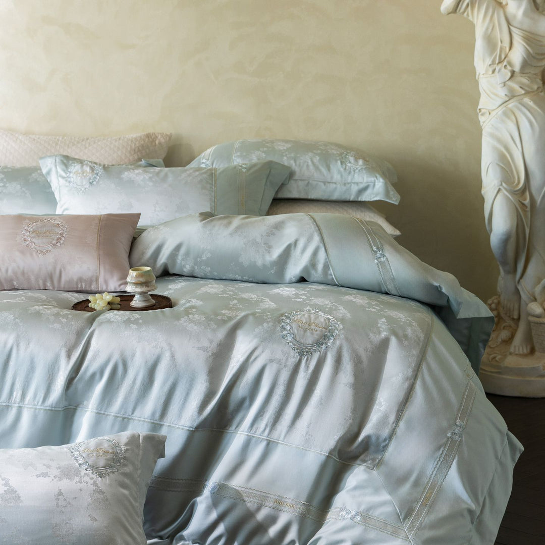 Luxuriöses Satin-Bettwäscheset mit gestickten Medaillons und edler Steppung