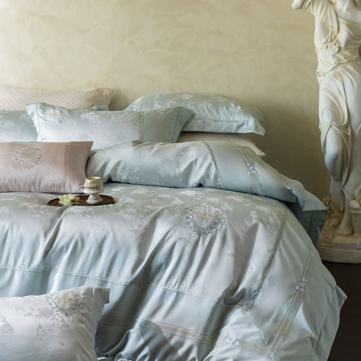 Luxuriöses Satin-Bettwäscheset mit gestickten Medaillons und edler Steppung