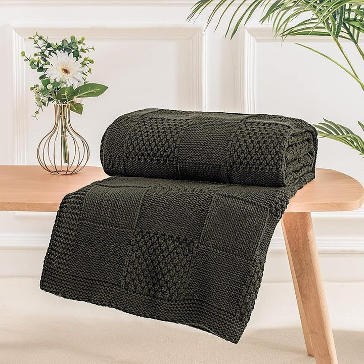 Strukturierte Strickwurfdecke