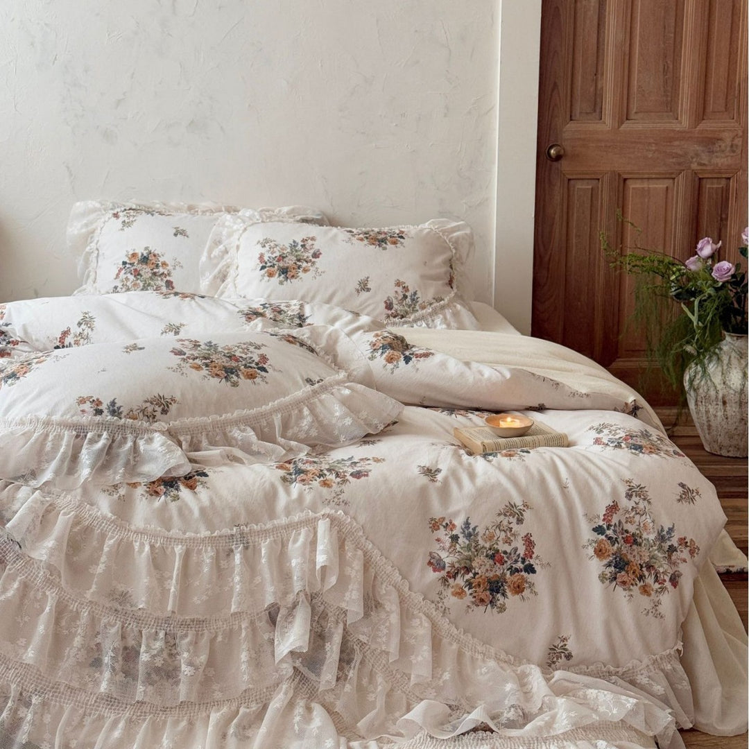 Vintage-Romantik Bettwäschegarnitur mit mehrlagigem Rüschenrand und floralem Stickmotiv
