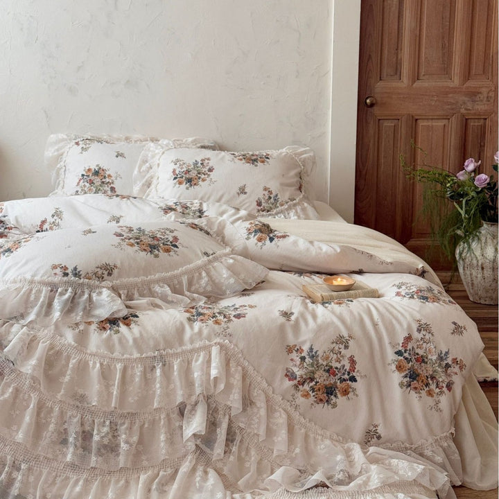 Vintage-Romantik Bettwäschegarnitur mit mehrlagigem Rüschenrand und floralem Stickmotiv